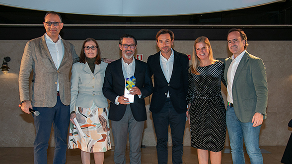 Jose Santacreu, gerente de Fersán, recibe el premio de manos de BMW Group